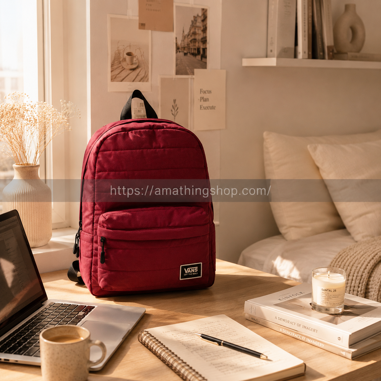 Mochila Vans burdeos aesthetic premium sobre escritorio minimalista con portátil y decoración Pinterest