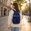 Mochila ligera Vans azul marino estilo urbano premium en ciudad europea moderna