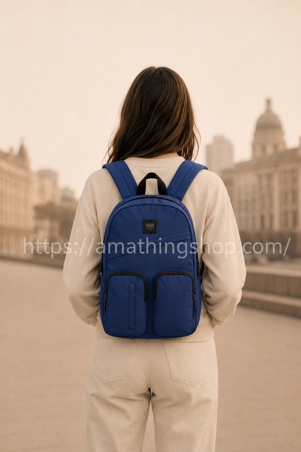 Mochila ligera Vans azul marino proporcional en espalda mujer estilo urbano premium