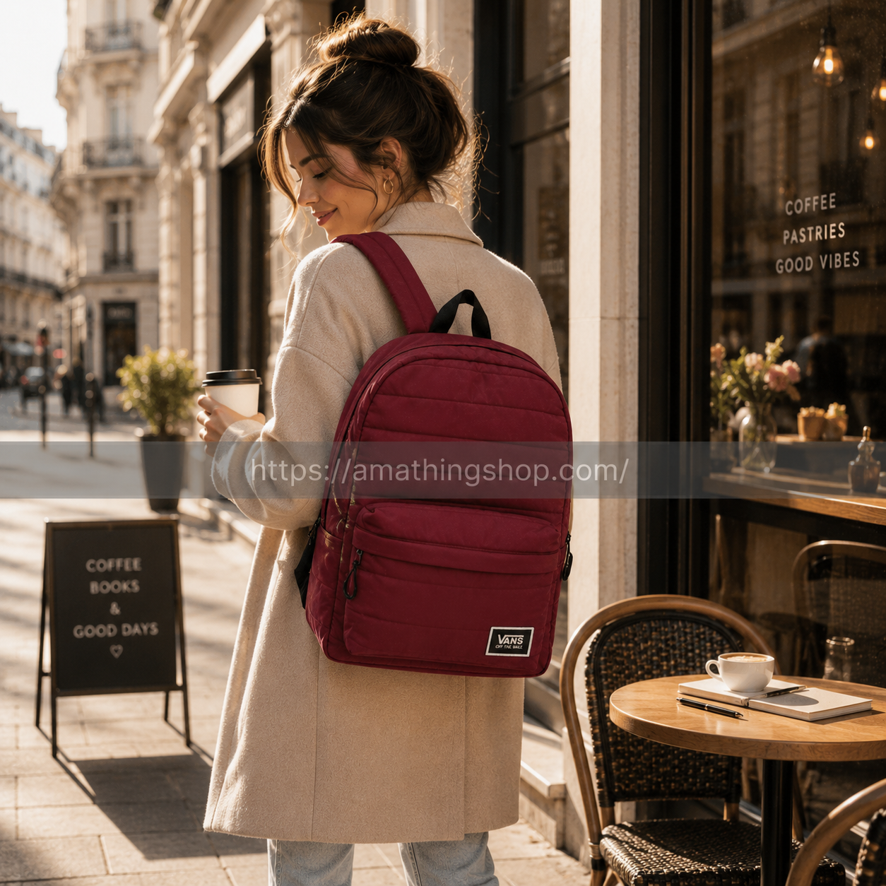 Mochila mujer Vans burdeos premium en cafetería europea con estilo Pinterest aesthetic