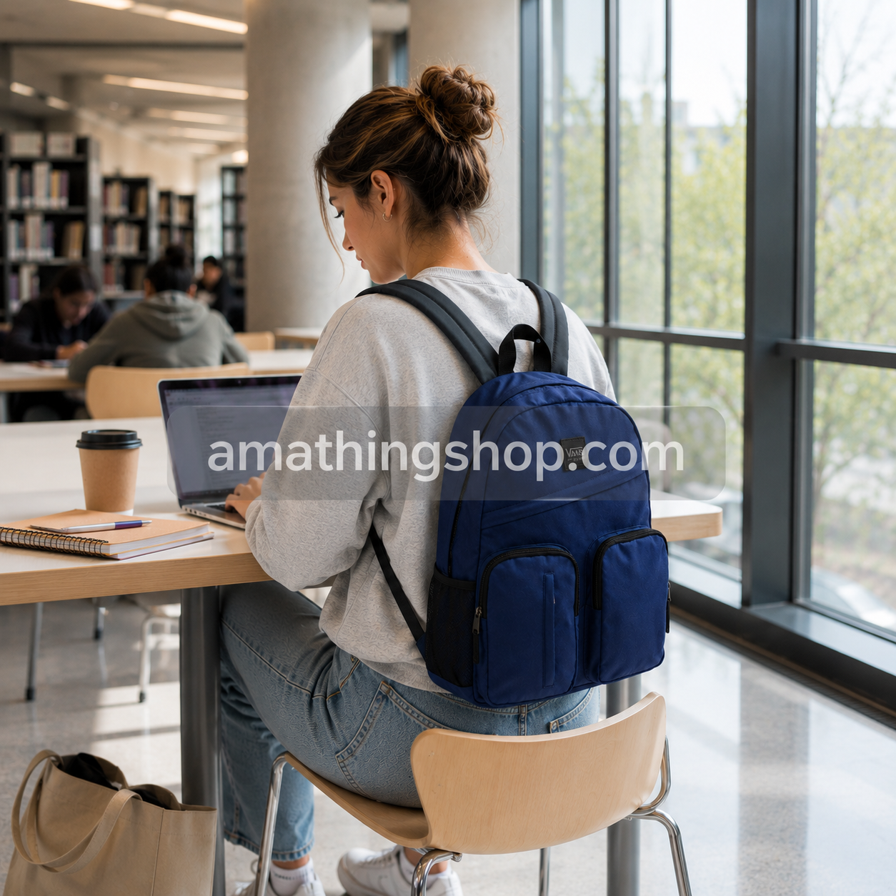 Mochila Vans azul marino utilizada en universidad moderna con portátil y estilo lifestyle urbano