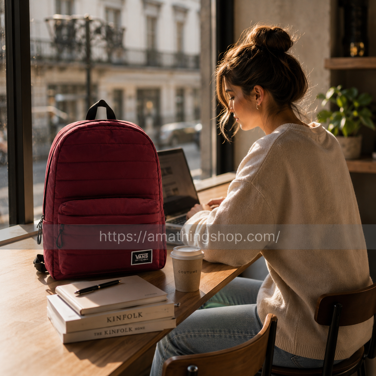 Mochila Vans burdeos premium en cafetería moderna con portátil y estilo university aesthetic