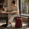 Mochila Vans burdeos premium en cafetería aesthetic moderna con portátil y lifestyle universitario