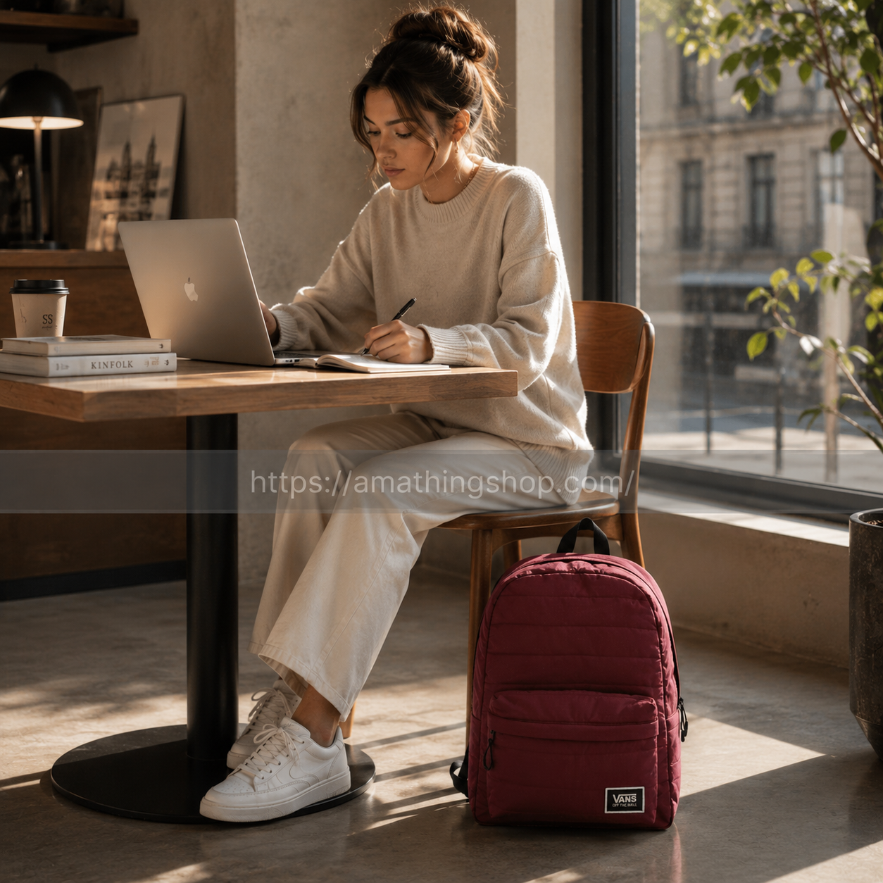 Mochila Vans burdeos premium en cafetería aesthetic moderna con portátil y lifestyle universitario