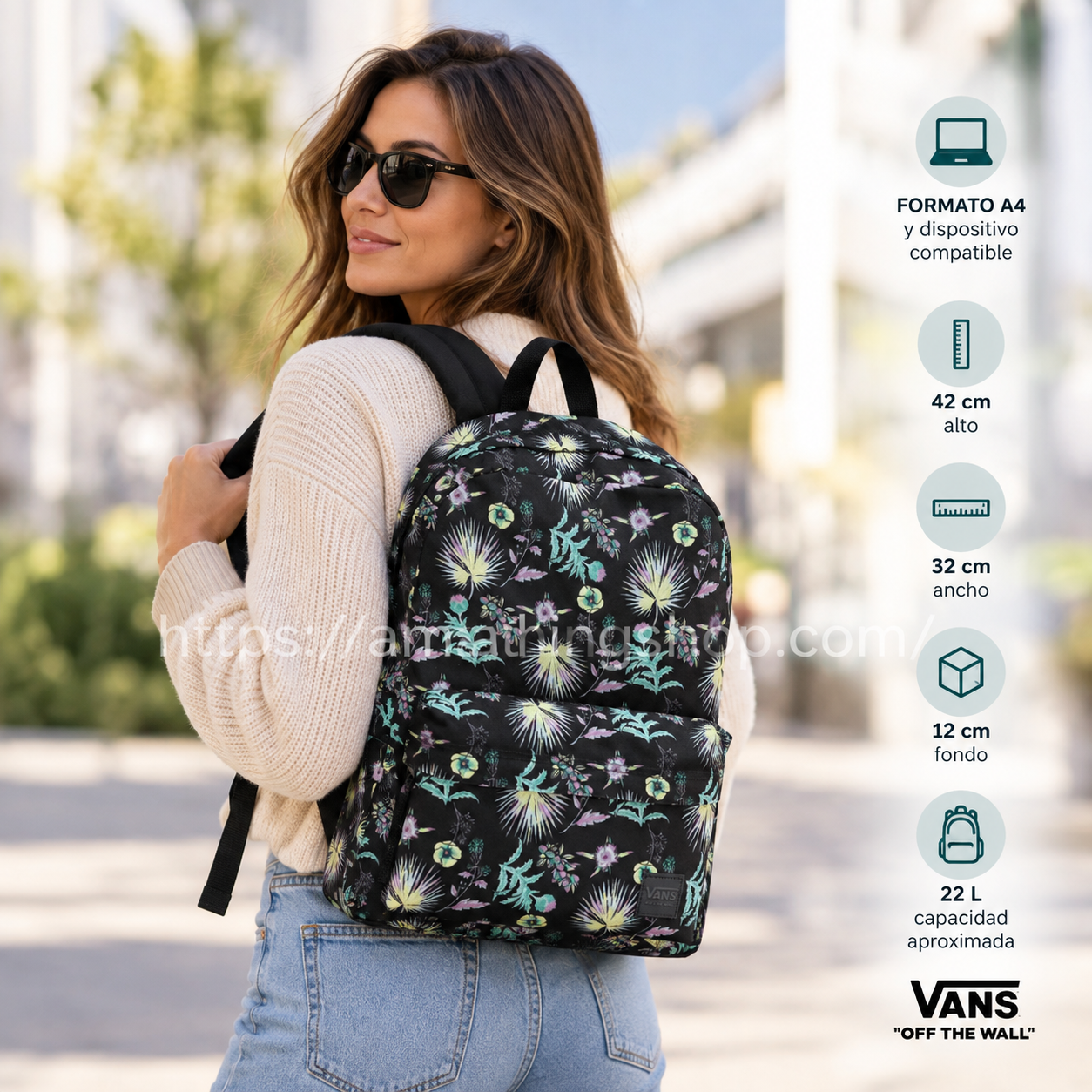 Mujer de 35 años usando mochila Vans Deana III Califas Black floral negra de 22L