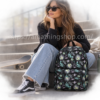 Mujer con mochila Vans Deana III Califas Black floral negra en estilo urbano