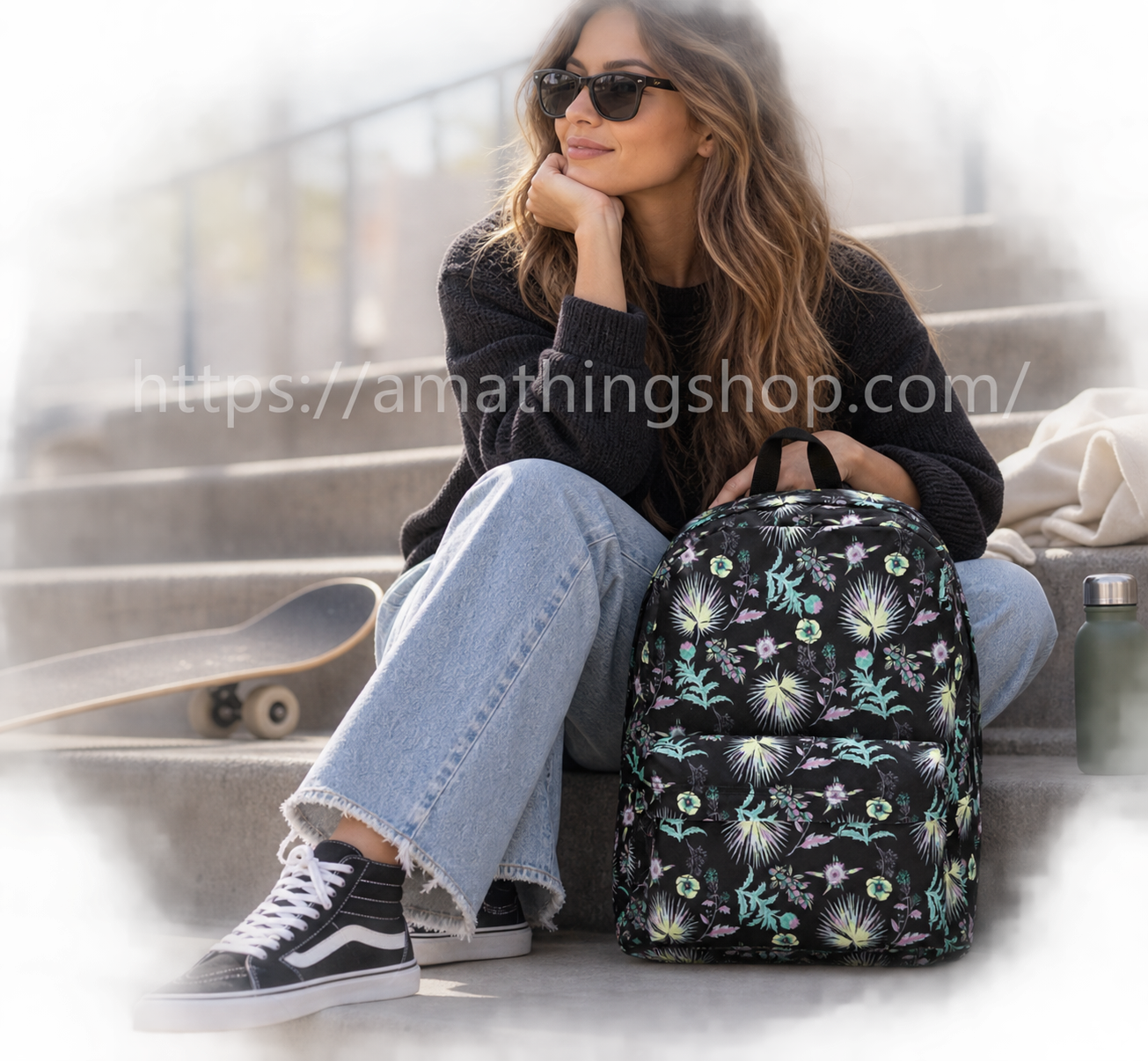 Mujer con mochila Vans Deana III Califas Black floral negra en estilo urbano