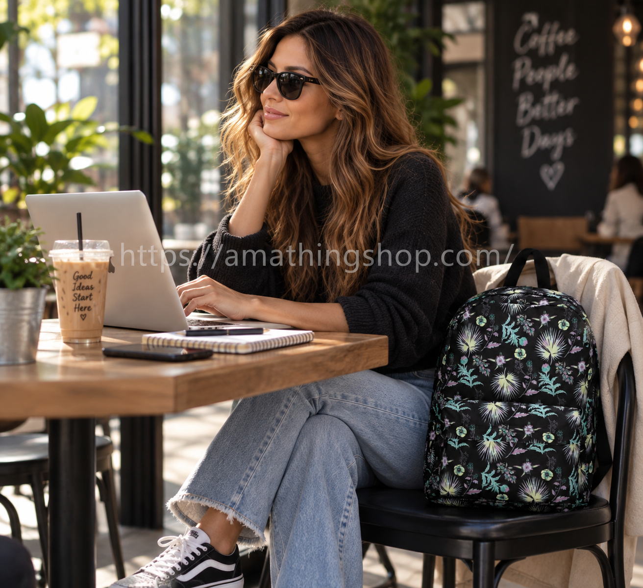 Mujer con mochila Vans Deana III Califas Black floral negra en cafetería trabajando
