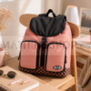 Mochila Vans mujer rosa lifestyle aesthetic para universidad y rutina diaria Mochila Vans rosa lifestyle sobre silla y mesa aesthetic para universidad y uso diario
