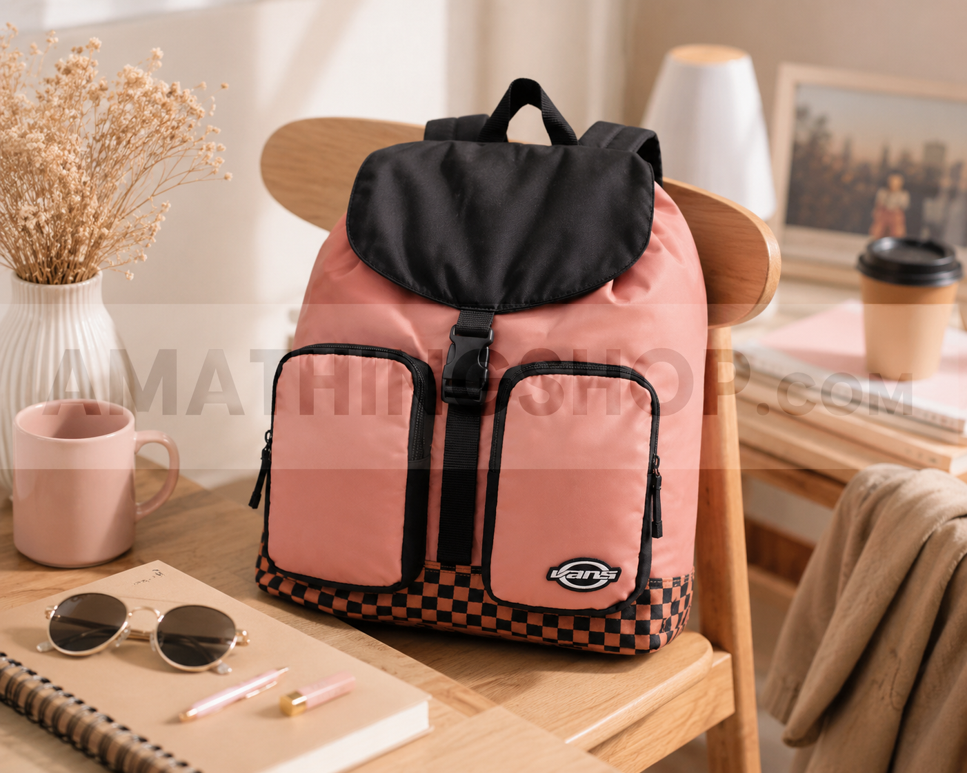 Mochila Vans mujer rosa lifestyle aesthetic para universidad y rutina diaria Mochila Vans rosa lifestyle sobre silla y mesa aesthetic para universidad y uso diario