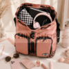 Mochila Vans mujer rosa lifestyle con gran capacidad y organización diaria Mochila Vans rosa abierta con portátil, auriculares y accesorios lifestyle para universidad y viajes