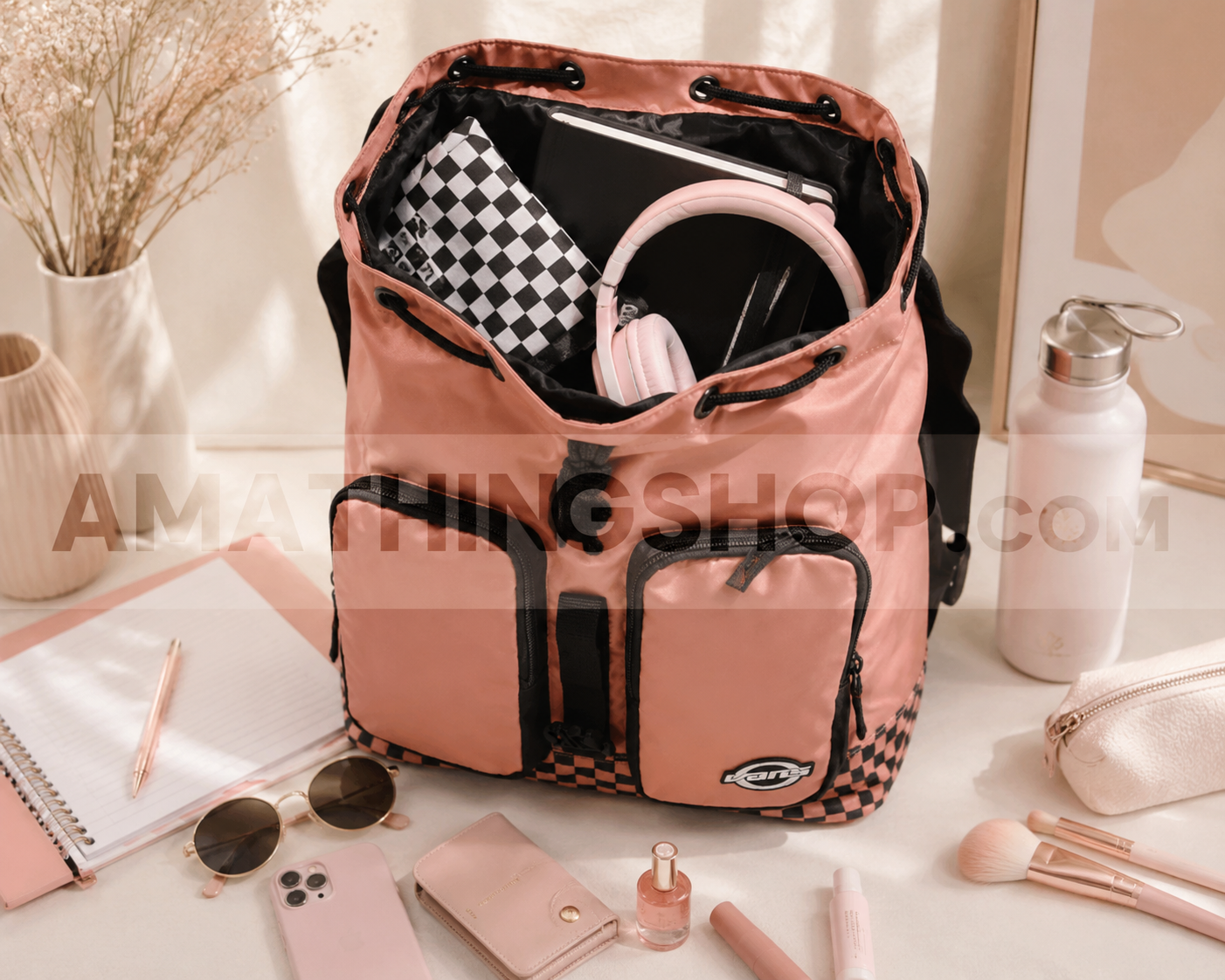 Mochila Vans mujer rosa lifestyle con gran capacidad y organización diaria Mochila Vans rosa abierta con portátil, auriculares y accesorios lifestyle para universidad y viajes