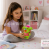 Niña de 6 años jugando con el peluche Singamaling Noodle Verde original modelo 81100 en una habitación infantil luminosa