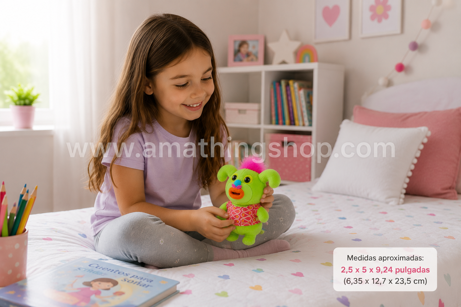 Niña de 6 años jugando con el peluche Singamaling Noodle Verde original modelo 81100 en una habitación infantil luminosa