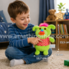 Niño jugando con el peluche interactivo musical Singamaling Noodle Verde original modelo 81100 de tamaño aproximado 23,5 cm