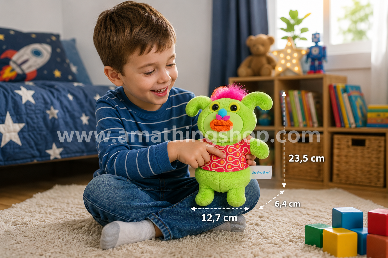 Niño jugando con el peluche interactivo musical Singamaling Noodle Verde original modelo 81100 de tamaño aproximado 23,5 cm
