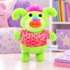 Peluche Singamaling Noodle Verde interactivo musical original modelo 81100 colocado en una habitación infantil luminosa