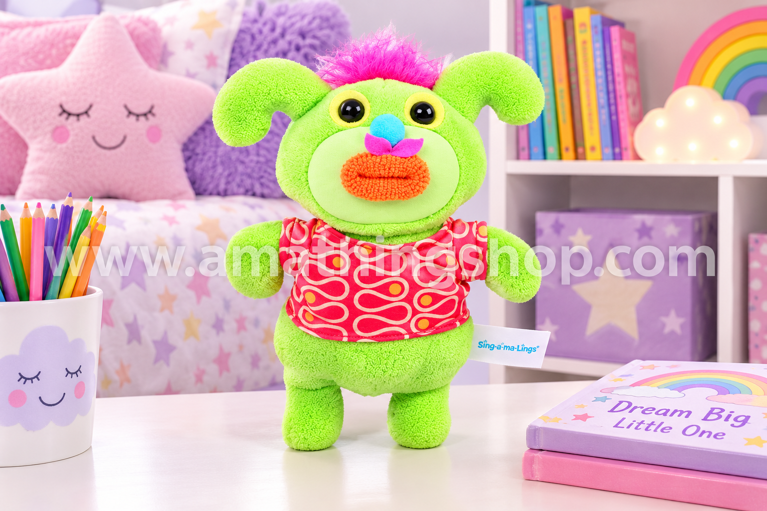 Peluche Singamaling Noodle Verde interactivo musical original modelo 81100 colocado en una habitación infantil luminosa