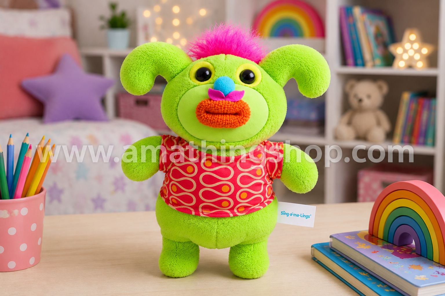Peluche Singamaling Noodle Verde original modelo 81100 sobre una mesa en una habitación infantil moderna y luminosa