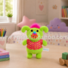 Peluche Singamaling Noodle Verde original modelo 81100 sobre una mesa en una habitación infantil moderna y luminosa