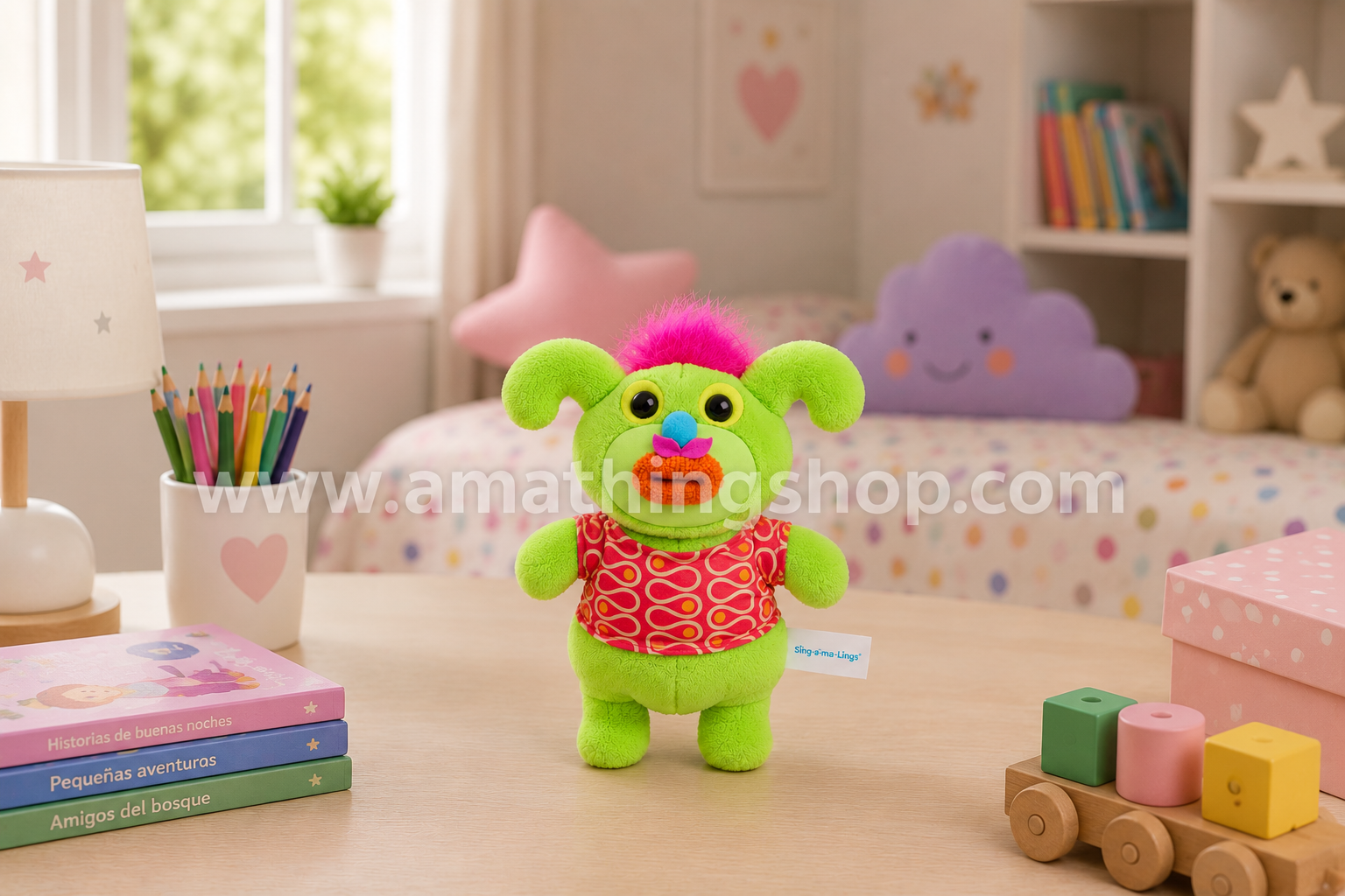 Peluche Singamaling Noodle Verde original modelo 81100 sobre una mesa en una habitación infantil moderna y luminosa