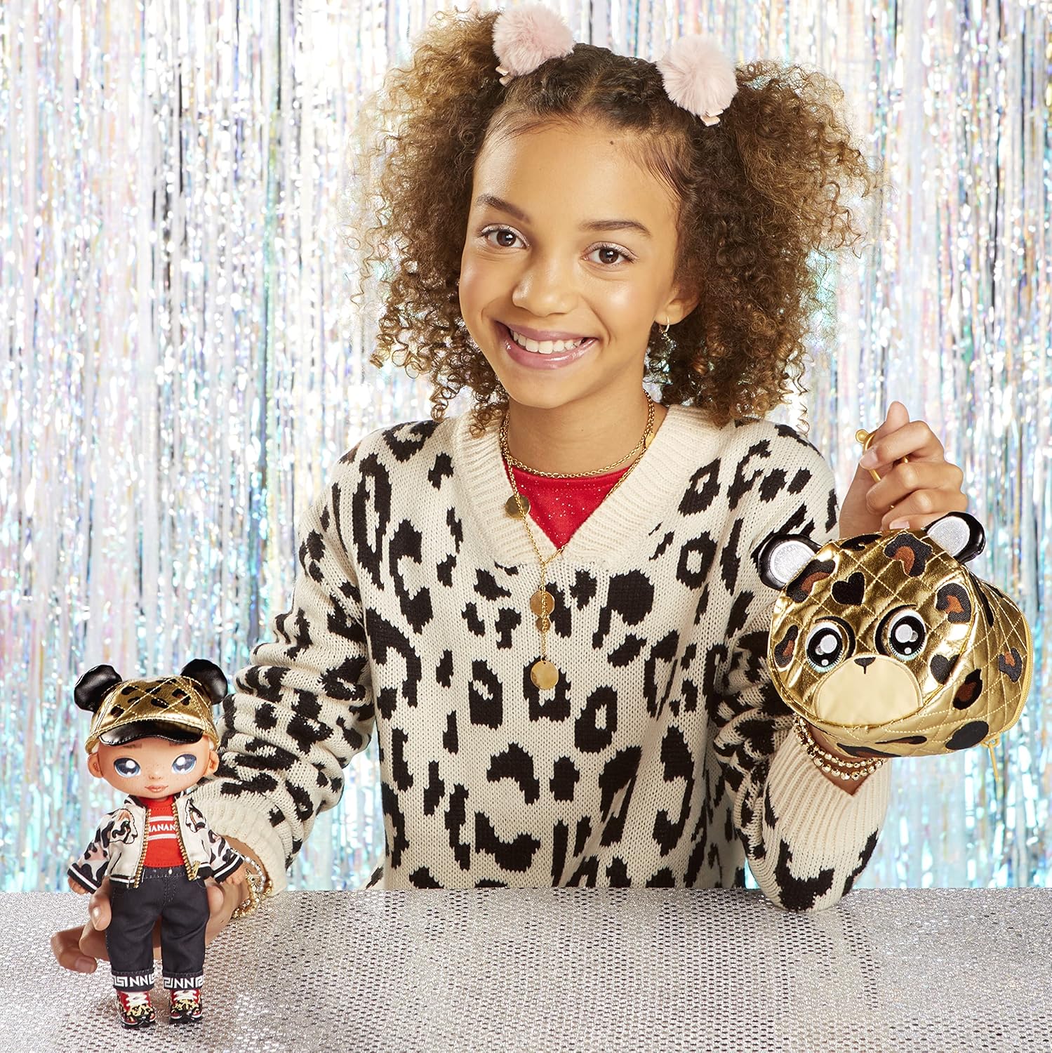 muñeca Na Na Na Surprise niña jugando con bolso sorpresa peluche juguete moda infantil regalo