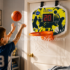 Niño jugando con canasta de baloncesto interactiva VTech KidiGo en habitación infantil
