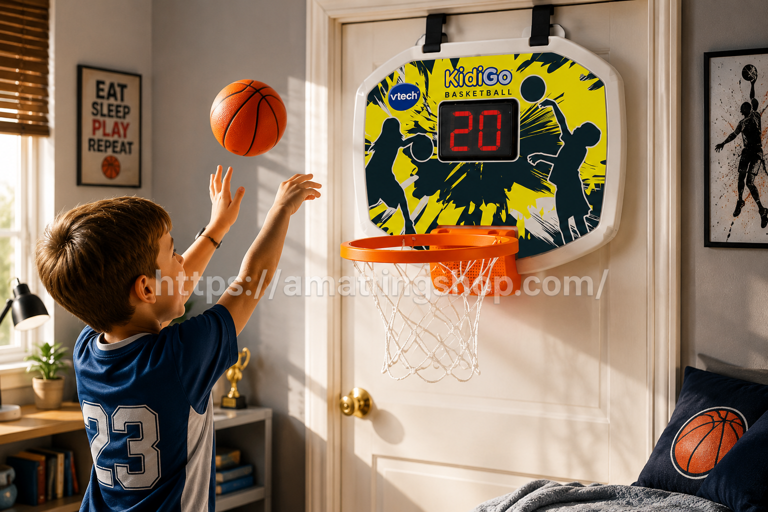 Niño jugando con canasta de baloncesto interactiva VTech KidiGo en habitación infantil