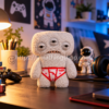 Fuggler Annoyed Alien gris de 3 ojos Budgie Edition en escritorio gaming