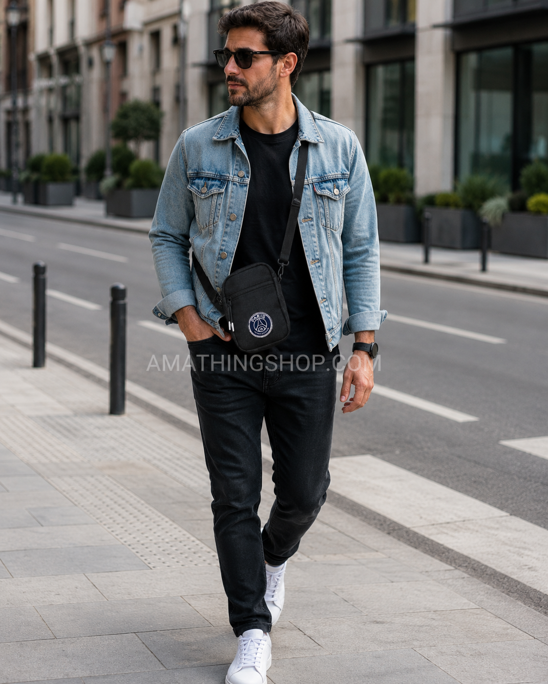 Hombre de 35 años llevando bolso bandolera Jordan x Paris Saint-Germain negro 9A0471-F66 cruzado, ideal para uso diario, viajes y estilo urbano