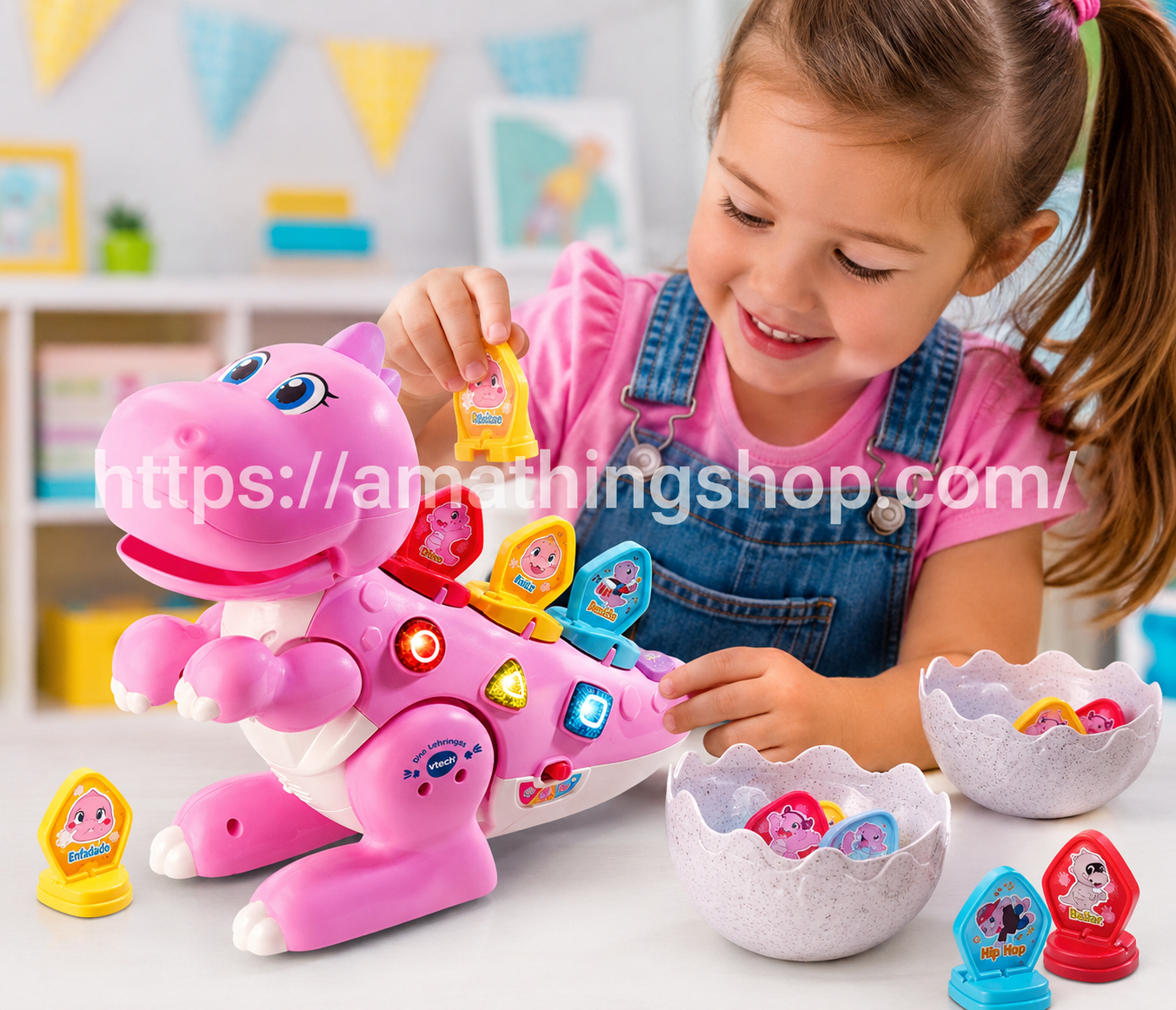 Niña de 5 años jugando con dinosaurio interactivo educativo rosa para niños con luces y sonidos