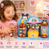 Niña jugando con juguete kawaii coleccionable tipo tienda con figuras adorables y almacenamiento
