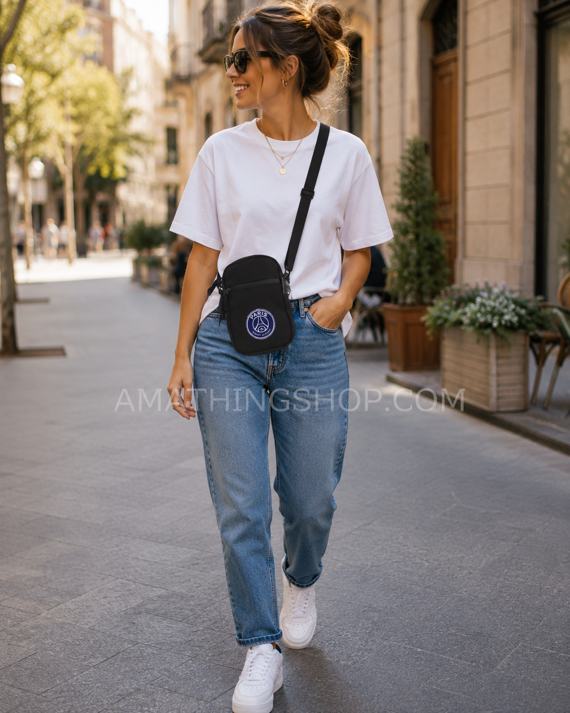 Mujer joven usando bolso bandolera Jordan x Paris Saint-Germain negro cruzado, ideal para viajes, uso diario, paseos y estilo urbano