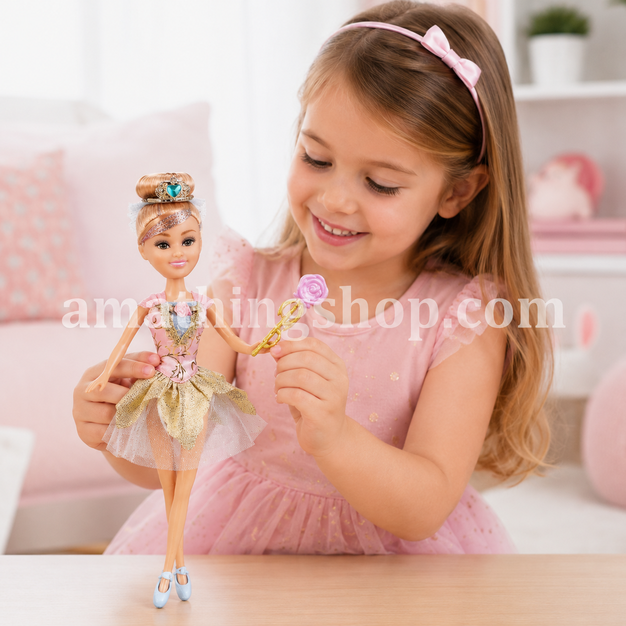 Niña jugando con muñeca bailarina Sparkle Girlz Deluxe con vestido dorado, tiara y varita mágica en habitación infantil rosa