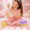 Niña jugando con muñeca bailarina Sparkle Girlz Deluxe con vestido rosa y accesorios mágicos en habitación infantil pastel