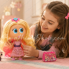 Niña jugando con muñeca Distroller Chamoy Amiguis Berinaiz original de pelo largo rosa y rubio en habitación infantil luminosa. Imagen lifestyle para ecommerce y regalo infantil.