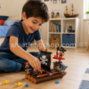 Niño jugando con Pinypon Action Balsa Pirata flotante con figura y accesorios