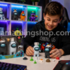 Adolescente jugando y coleccionando figuras de acción Among Us Bizak de 12 cm en una habitación gamer con accesorios