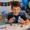 Niño abriendo como regalo el pack de 2 figuras de acción Among Us Bizak con accesorios sorpresa durante un cumpleaños