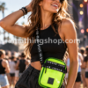 Mujer con bandolera Jordan Jelly Festival Volt 9A0415-369 en festival al aire libre