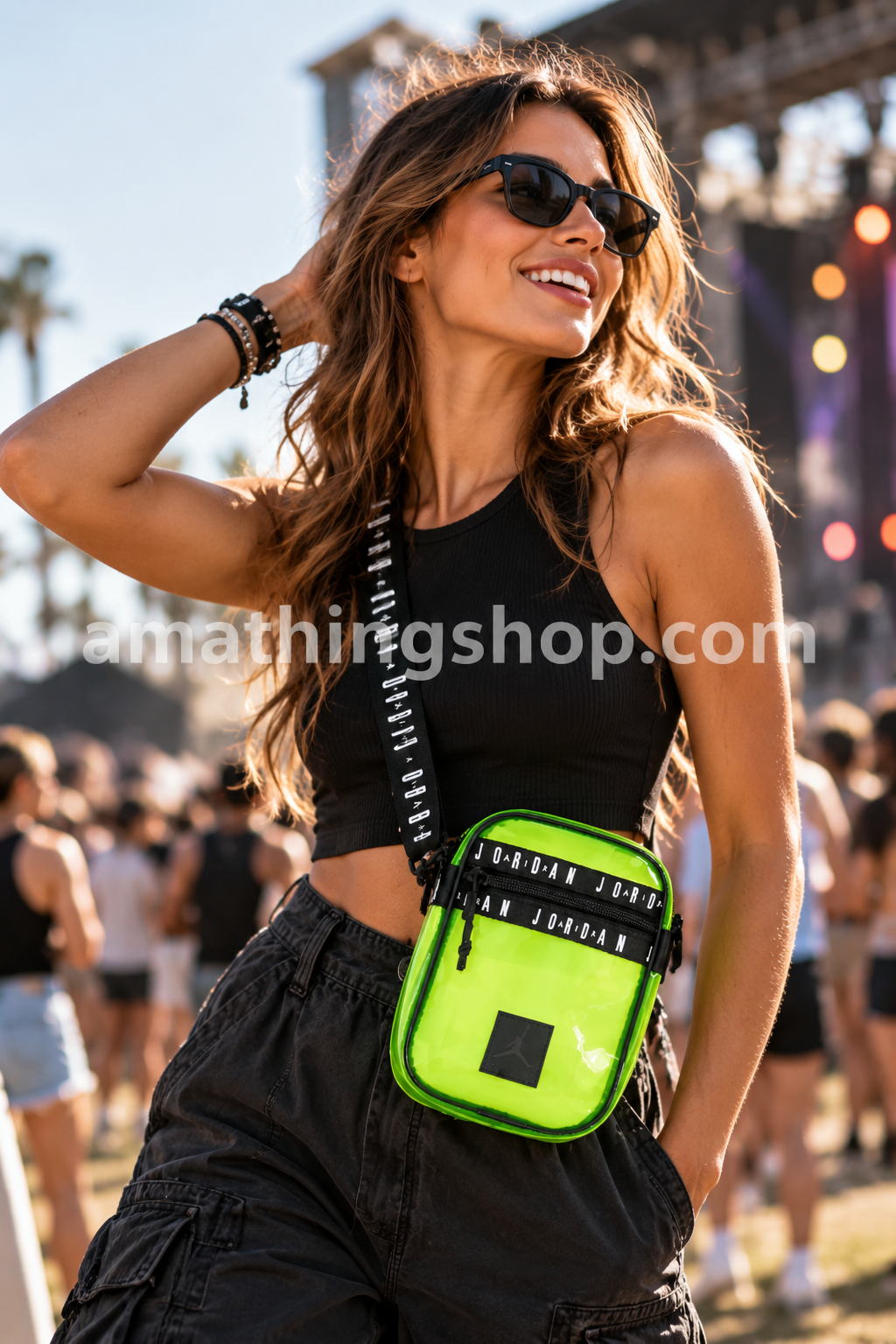 Mujer con bandolera Jordan Jelly Festival Volt 9A0415-369 en festival al aire libre
