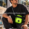 Hombre con bandolera Jordan Jelly Festival Volt 9A0415-369 amarilla flúor en look streetwear urbano