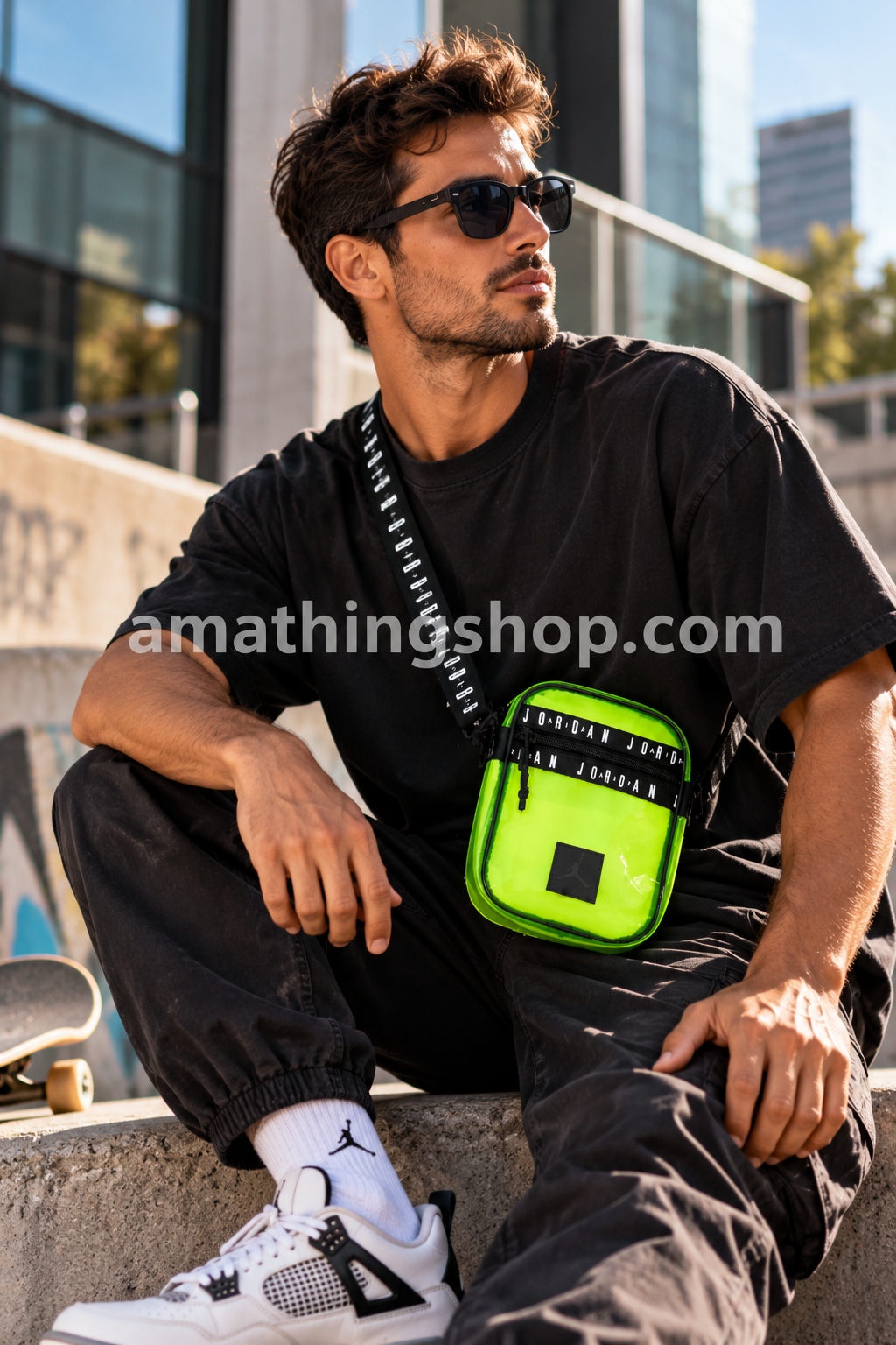Hombre con bandolera Jordan Jelly Festival Volt 9A0415-369 amarilla flúor en look streetwear urbano