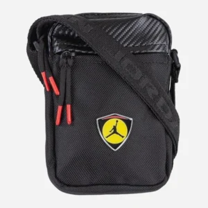 Bandolera Jordan JDN Moto Festival Bag negra unisex con escudo Jumpman amarillo, correa ajustable y detalles rojos.