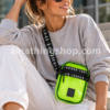 Mujer con bandolera Jordan Jelly Festival Volt amarilla flúor 9A0415-369 en look casual urbano