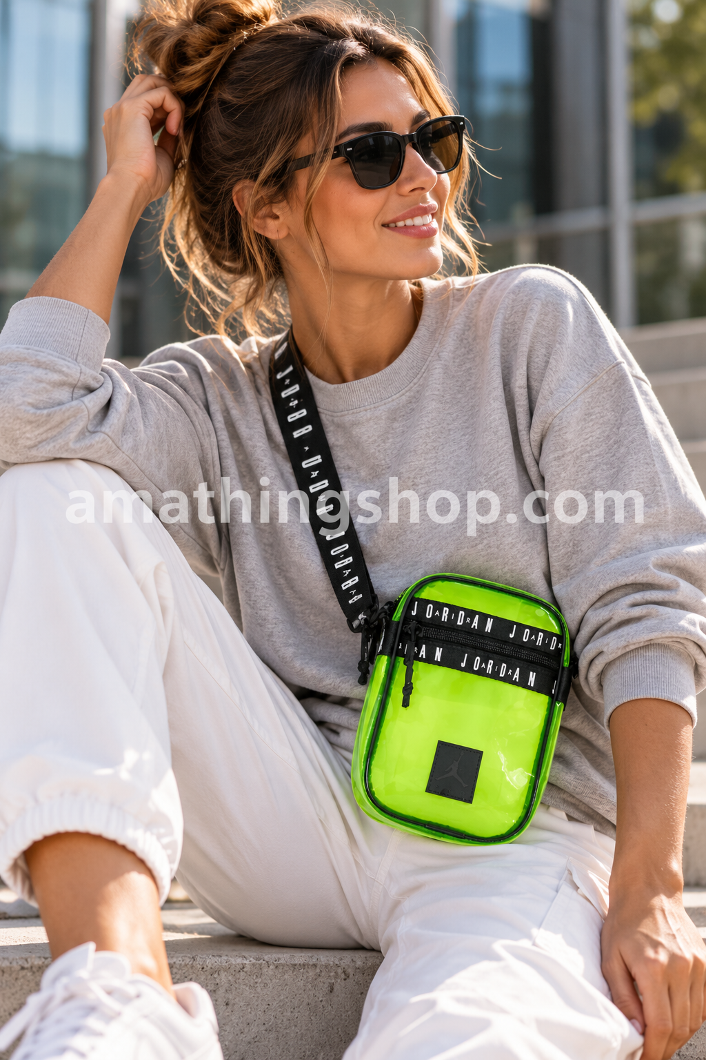 Mujer con bandolera Jordan Jelly Festival Volt amarilla flúor 9A0415-369 en look casual urbano