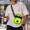 Hombre con bolso crossbody Jordan Jelly Festival Volt 9A0415-369 amarillo flúor en ciudad