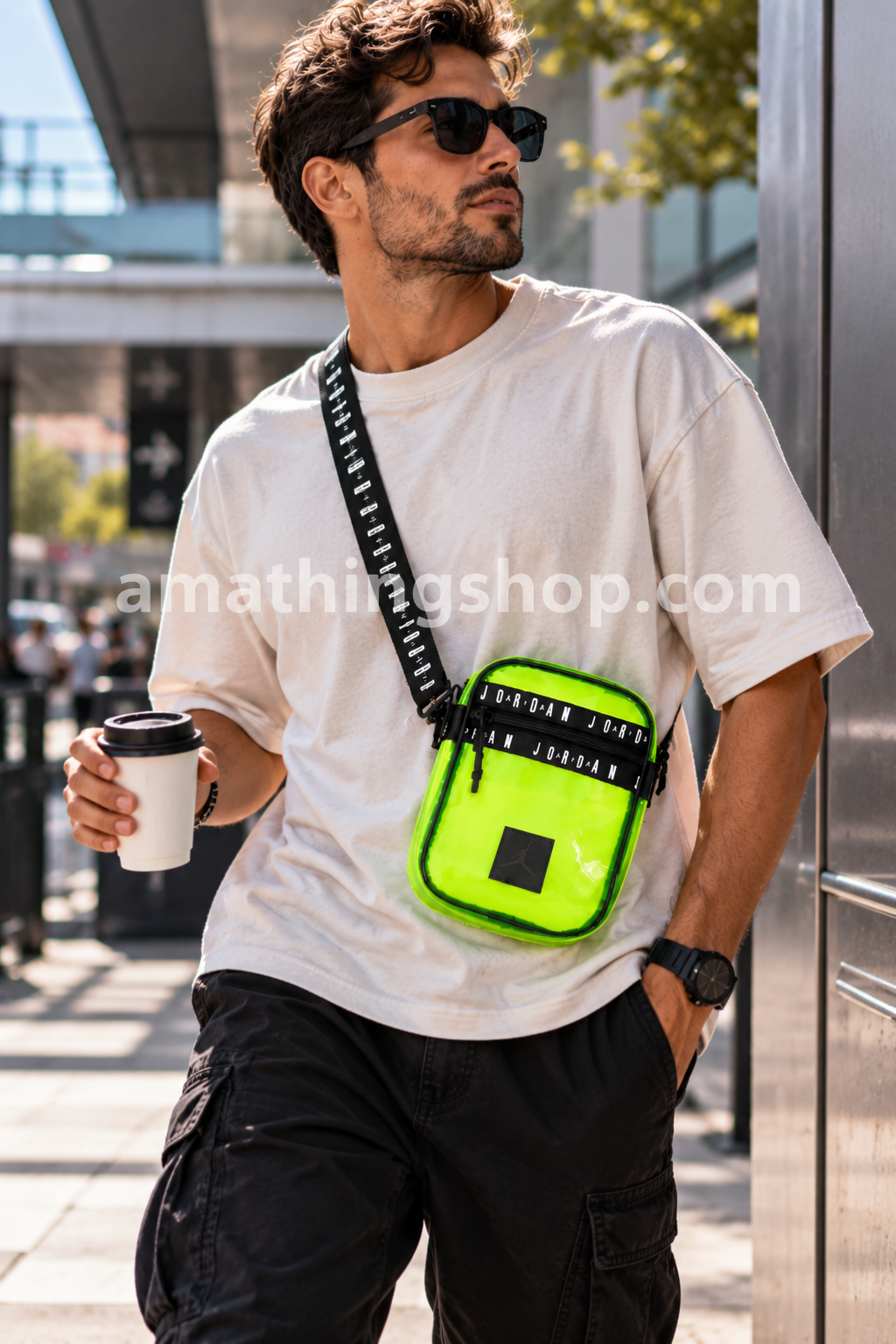 Hombre con bolso crossbody Jordan Jelly Festival Volt 9A0415-369 amarillo flúor en ciudad