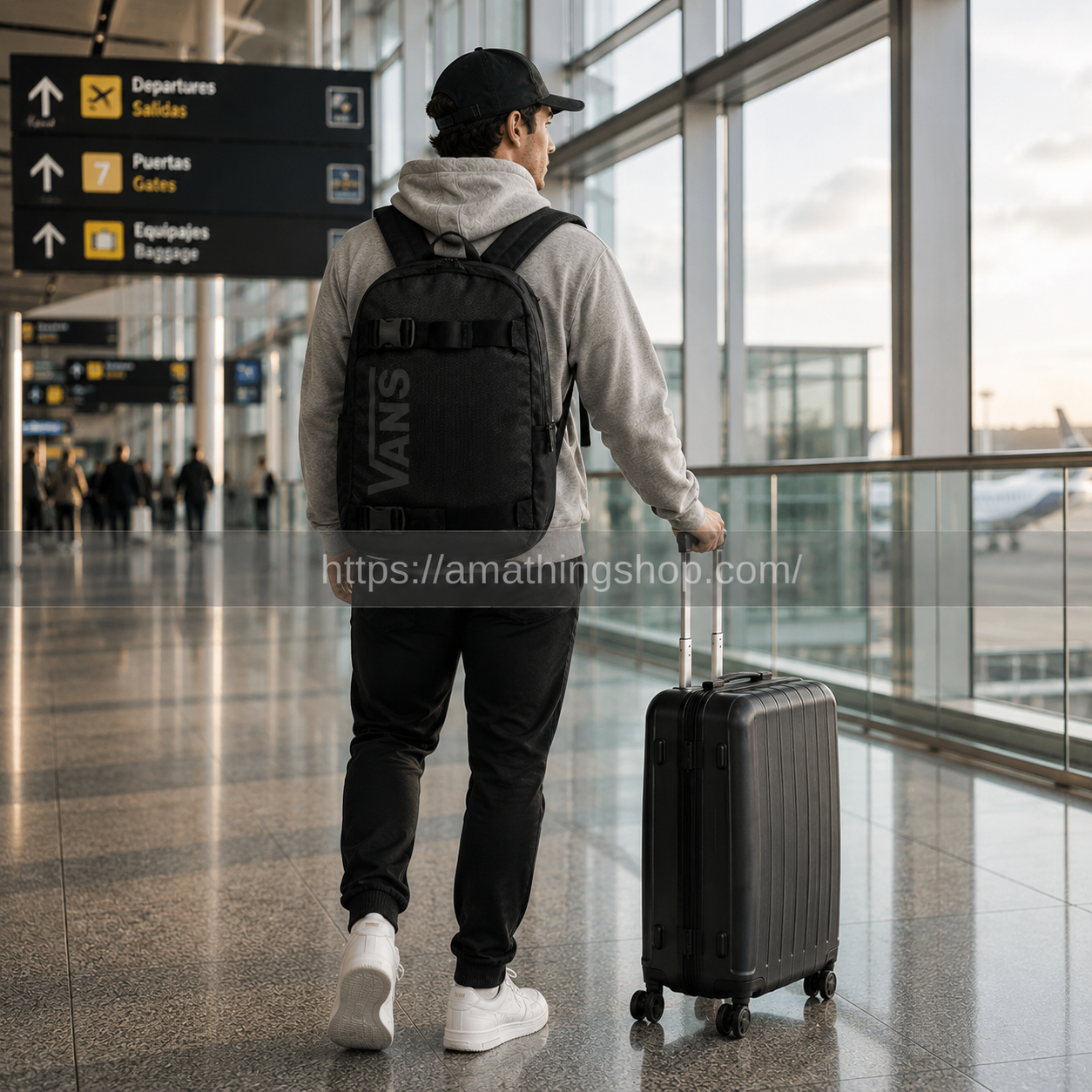 Mochila grande Vans negra premium en aeropuerto moderno con estilo commuter y viaje urbano