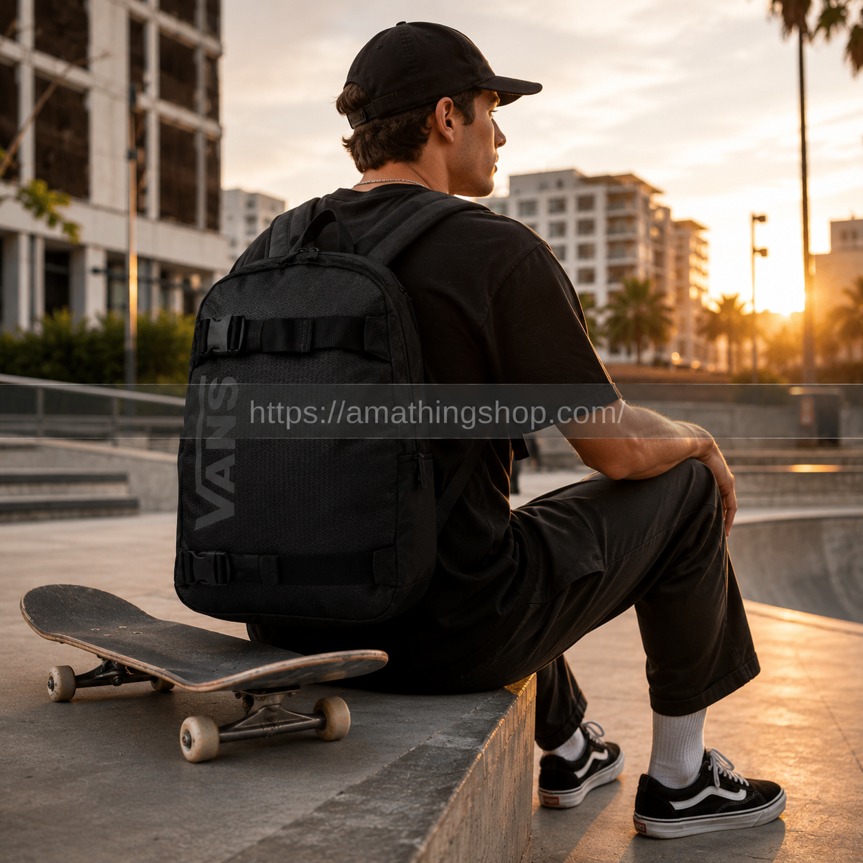 Mochila skate Vans negra premium estilo streetwear urbano en skatepark moderno al atardecer